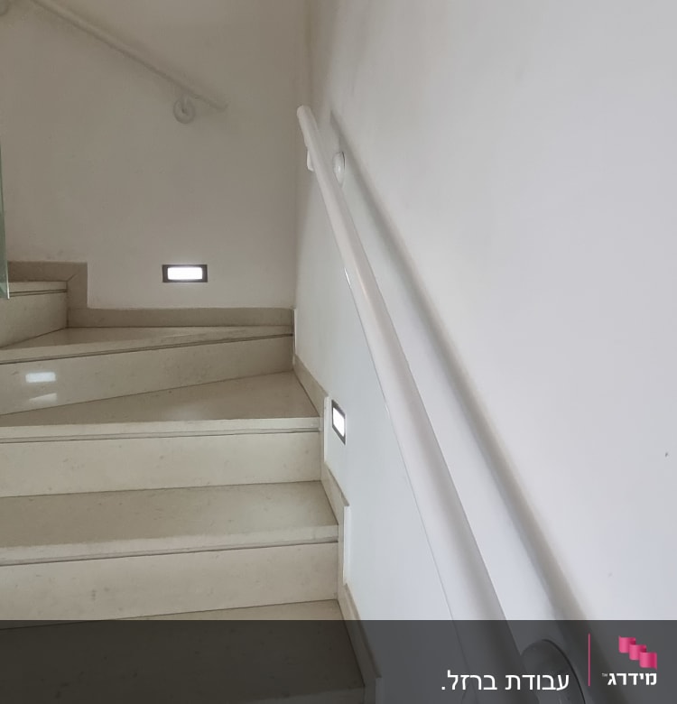 מעקה זכוכית ומעקה מתכת במדרגות